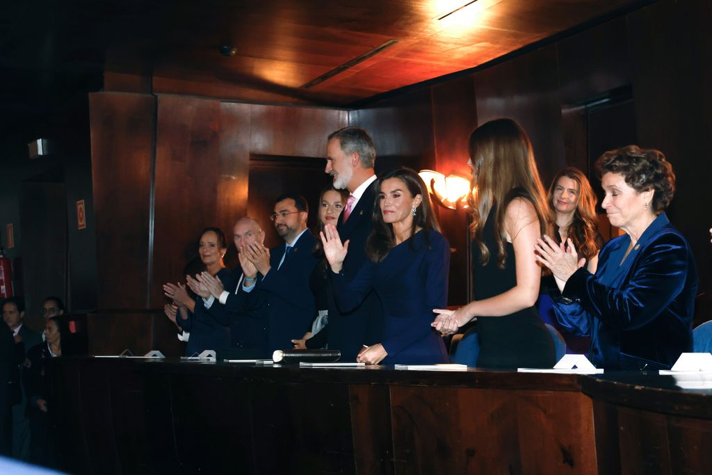 Familia Real saludando en el concierto de los Premios Princesa de Asturias 2024