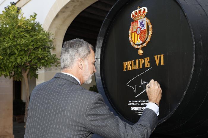 Don Felipe visitó las bodegas del Grupo Osborne
