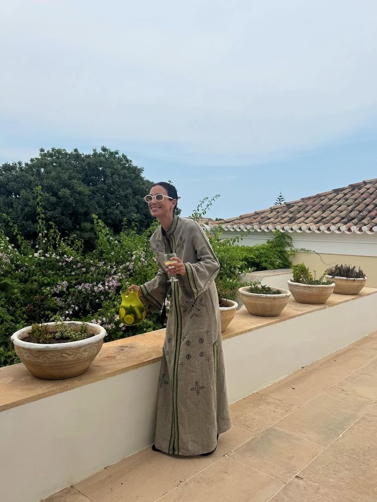 Sassa de Osma estrena la túnica de lino perfecta para llevar en verano con sandalias planas y tacones