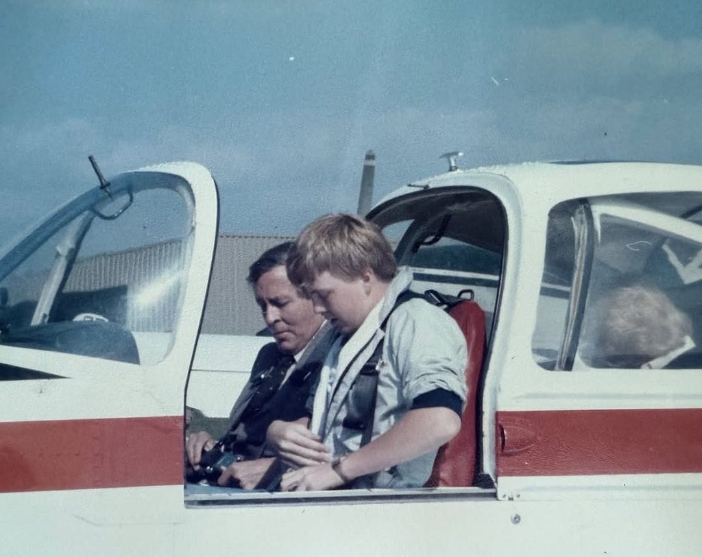 El rey Guillermo de Holanda pilotando su avión 