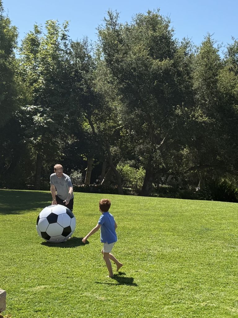 El príncipe Harry jugando con su hijo Archie en el jardín de su casa