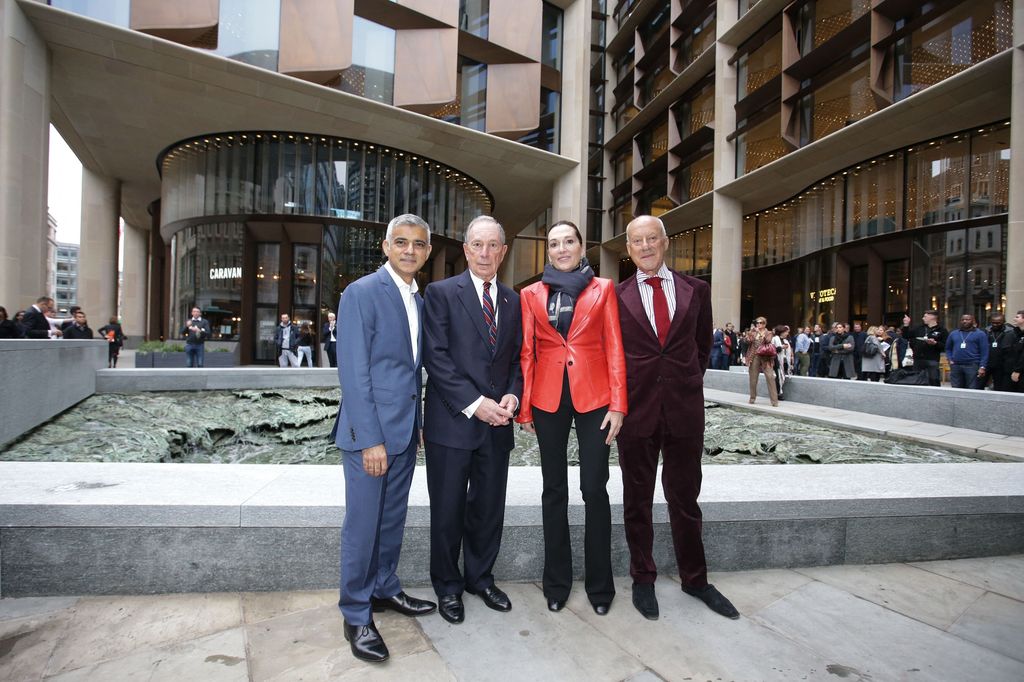 El alcalde de Londres, Sadiq Khan, el CEO de Bloomberg, Michael Bloomberg, la escultora española Cristina Iglesias y el arquitecto Norman Foster, posando juntos en la inauguración de las oficinas de Bloomberg en 2017 en Londres, donde se puede ver la obra de la artista
