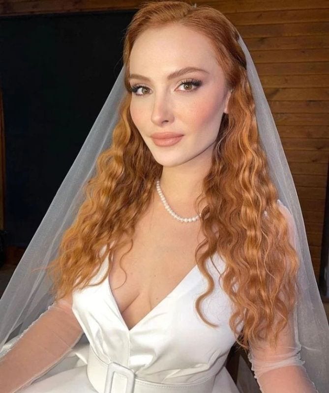 Başak Gümülcinelioğlu y Çağrı Çıtanak, de 'Love is in the air', se dan el 'sí quiero'