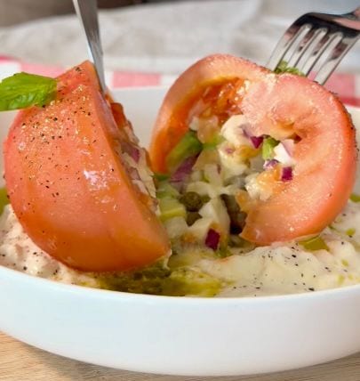 El relleno de este tomate lleva burrata aguacate, cebolla morada y burrata.