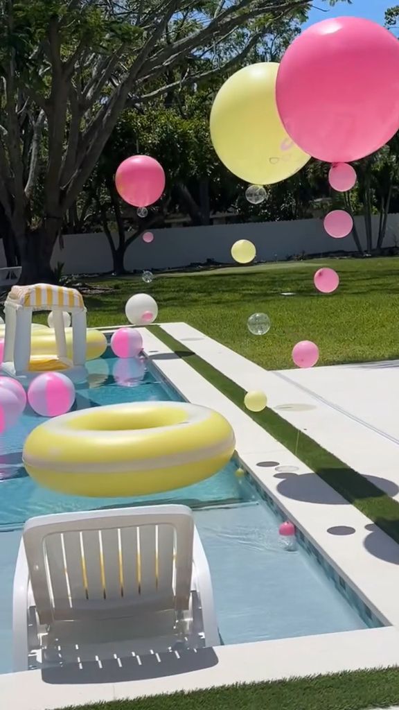 La piscina lució colorida para recibir a los invitados de Adamari en esta ocasión especial 