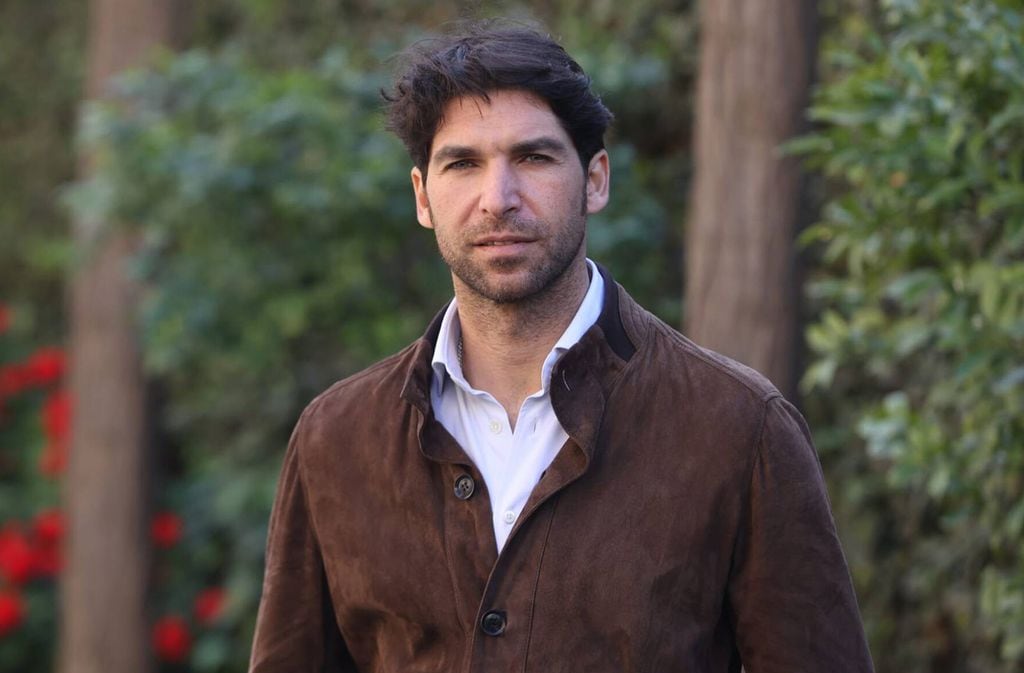 Cayetano Rivera Ordóñez posa con una chaqueta marrón durante la presentación de la Feria Picassiana en Málaga, 11 de marzo de 2024