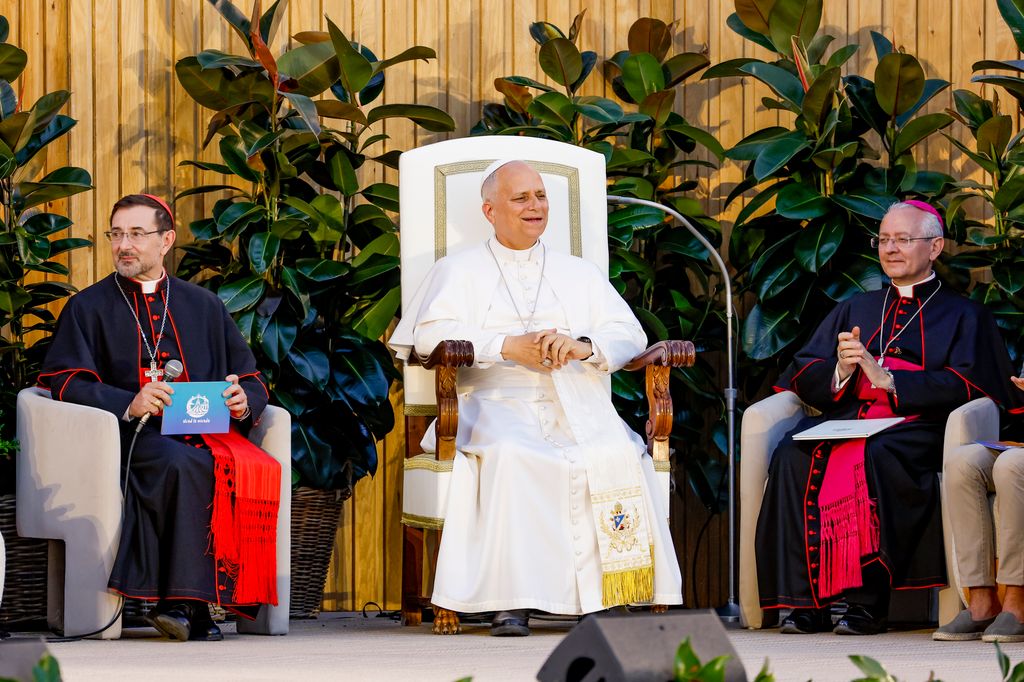 El papa León siendo testigo del musical de Antonio Banderas en la vigilia de los jóvenes