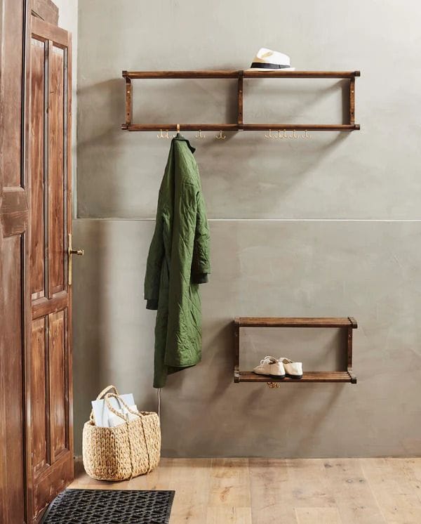 Recibidor con estantes de pared a modo de zapatero