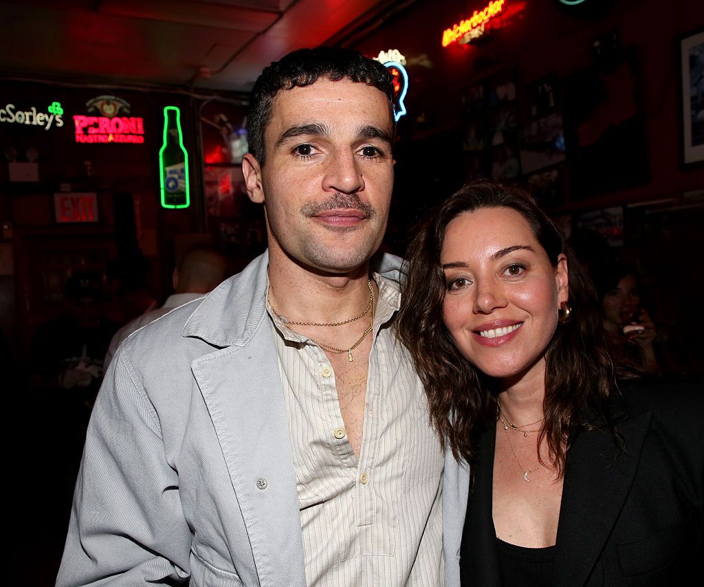 Aubrey Plaza y Christopher Abbott posan en la fiesta posterior al estreno de la nueva reposición de "Muerte de un viajante" de Arthur Miller en Broadway 