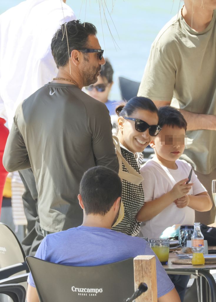 Las imágenes más entrañables de Eva Longoria con su hijo y su marido, de vacaciones en Marbella