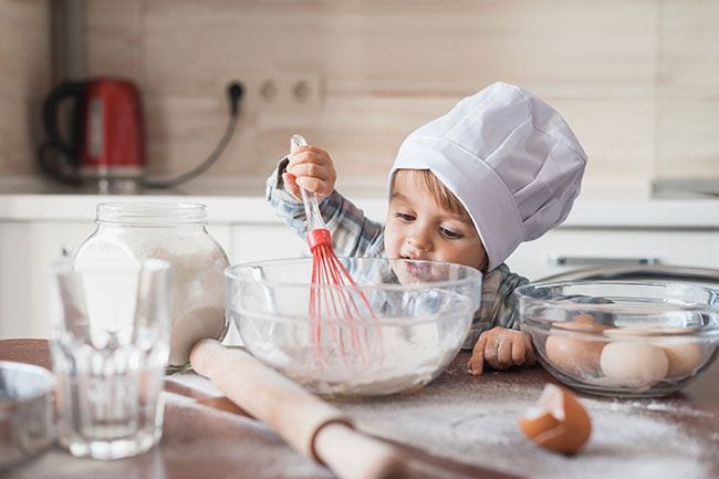 niño cocinando