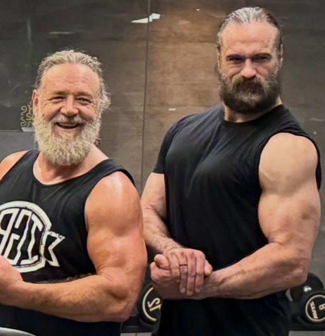 Russell Crowe posando en el gimnasio con la estrella de la WWE, Drew McIntyre