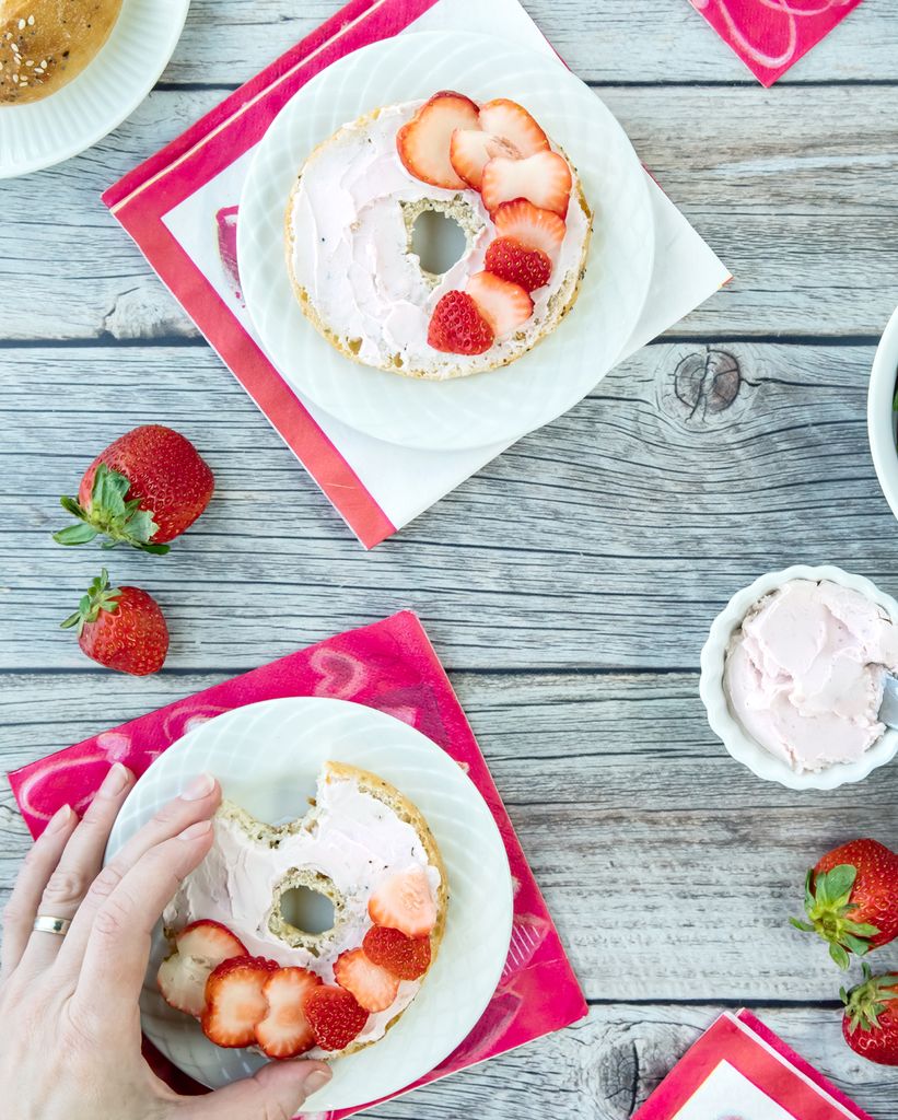 Bagel de queso cremoso y fresas, un desayuno delicioso
