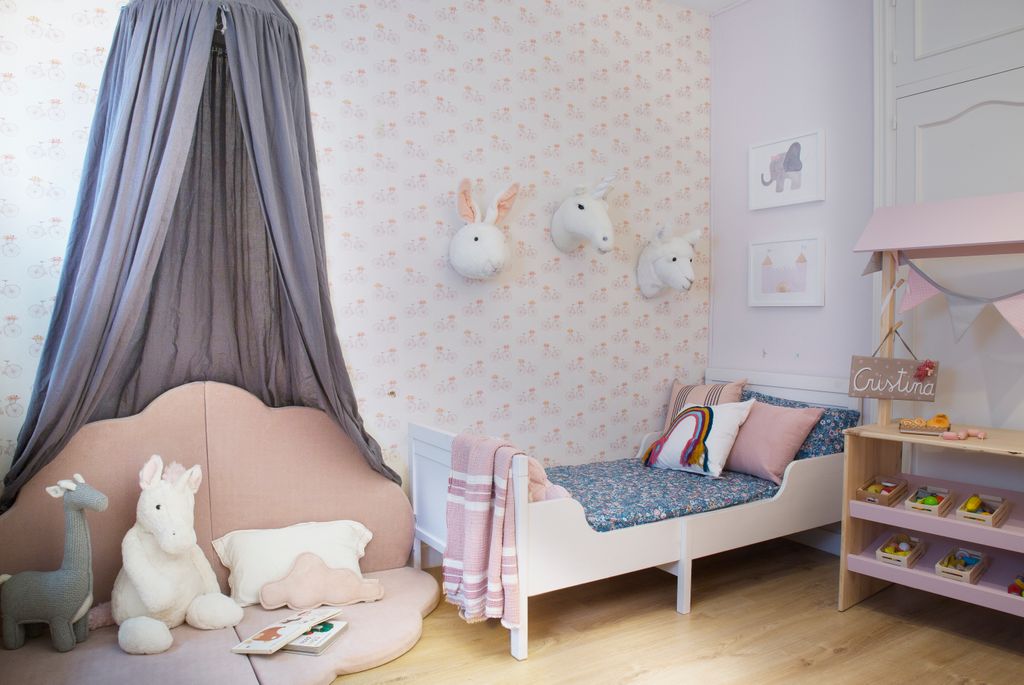 Una habitación infantil calmada pero con áreas de juegos también