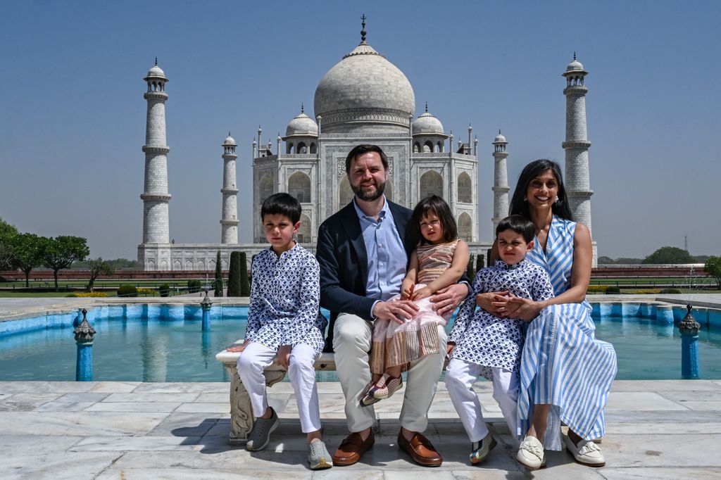 JD Vance, su esposa Usha y sus hijos