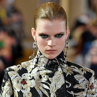 modelo en las pasarelas de altuzarra con maquillaje smokey eye cabelo recogido