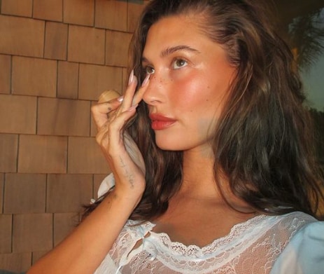 Hailey Bieber utiliza los dedos para difuminar. 