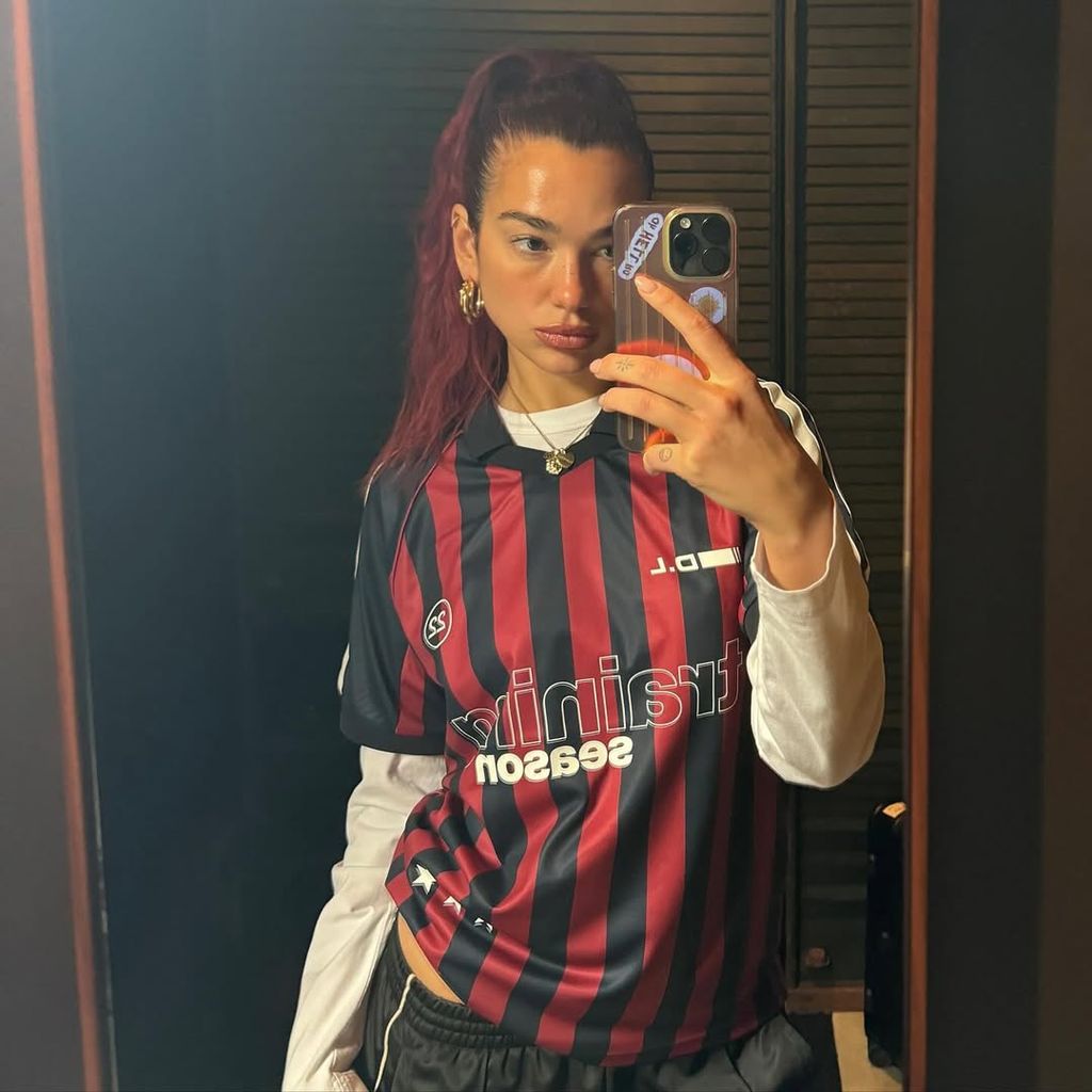 Dua Lipa con su jersey de Radical Optimism.