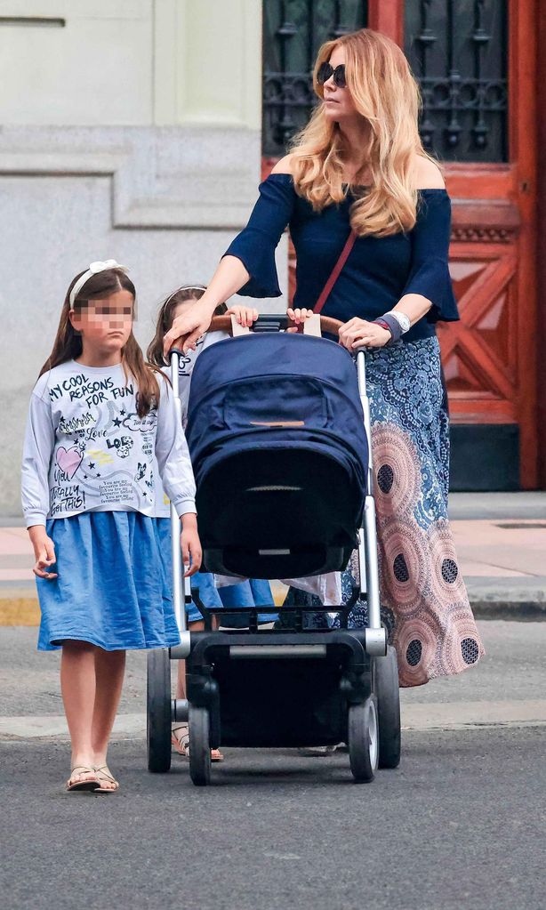HOLA 4168 Sofia Mazagatos con sus hijas