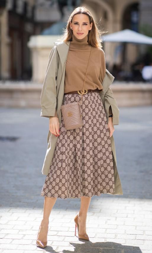 alexandra lapp con look beige de falda estampada