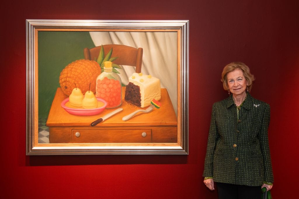 Plano medio de la reina Sofía con un cuadro de Fernando Botero en Nueva York