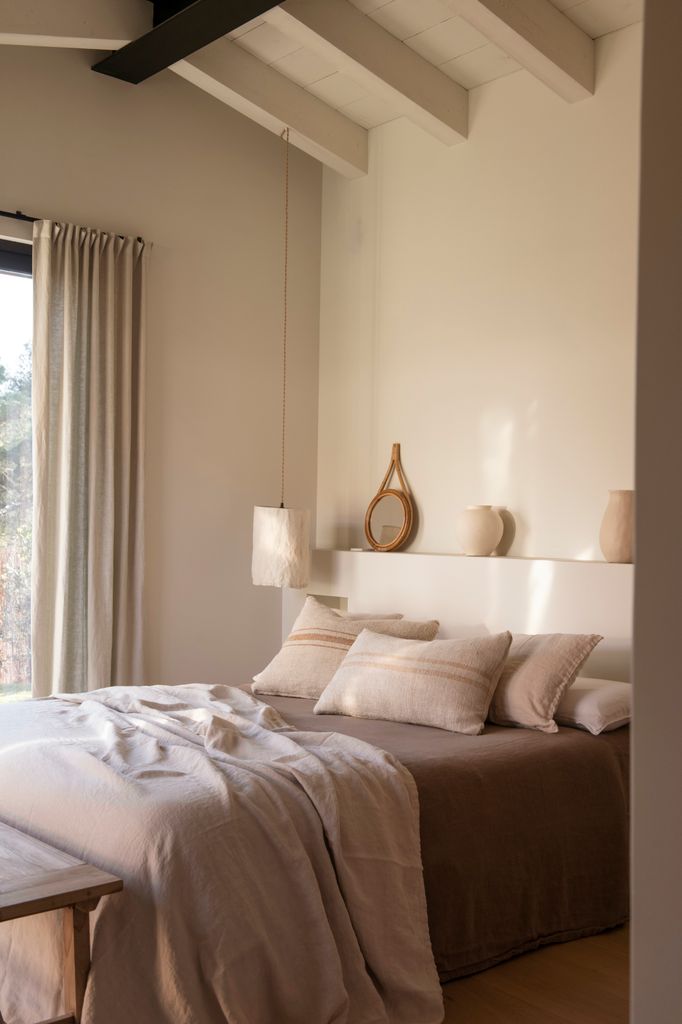 Dormitorio de estilo natural