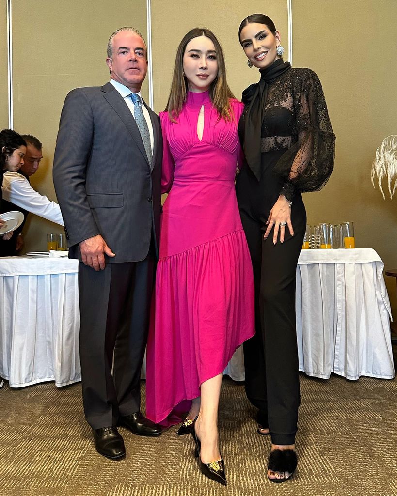 Raúl Rocha Cantú, Anne Jakrajutatip, coopropietaria de Miss Universo y Cynthia de la Vega.