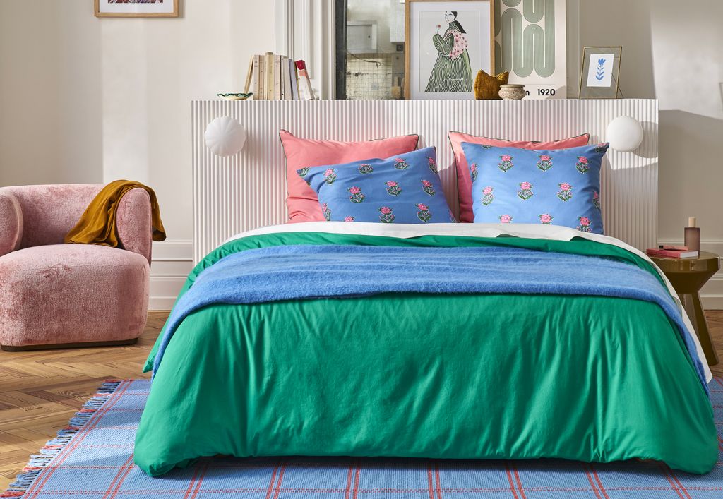 Dormitorio con ropa de cama alegre