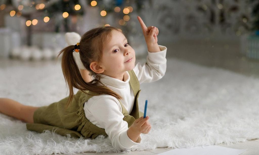 ni a escribiendo carta reyes magos en navidad