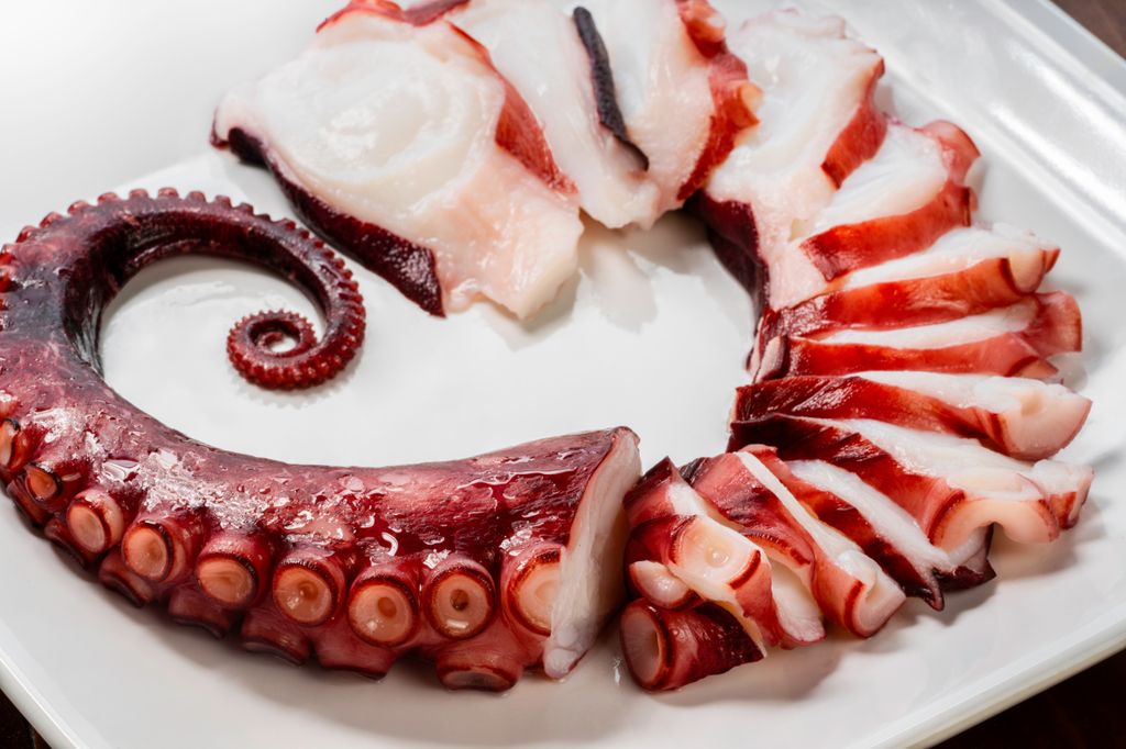 Cortar el pulpo en láminas finas permite repartir mejor su sabor y conseguir una ensalad