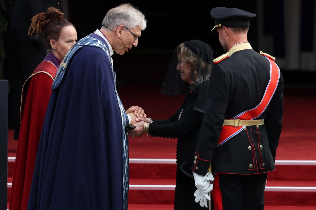 Sonia de Noruega, junto a su hijo y nuevo rey, Haakon, recibida a su llegada al templo