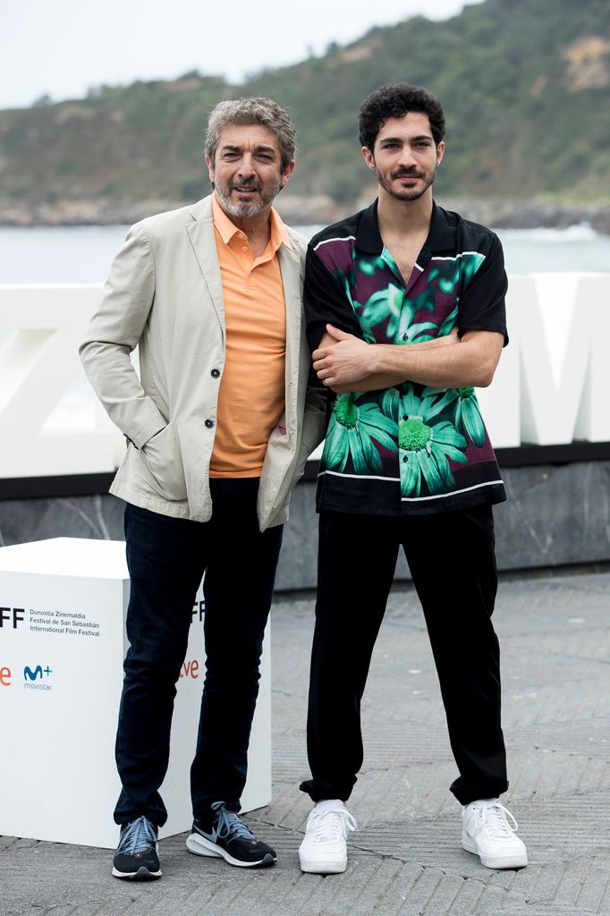 Los actores Chino Darín y Ricardo Darín durante el photocall de la película 'La odisea de los giles', en el marco de la 67.ª edición del Festival Internacional de Cine de San Sebastián, celebrado en San Sebastián (España), el 23 de septiembre de 2019