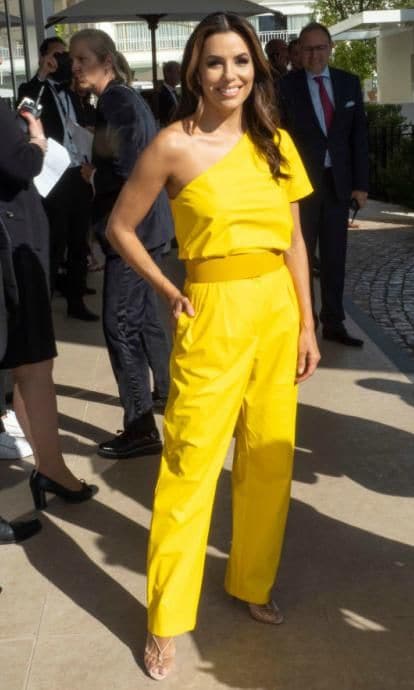 eva longoria con jumsuit amarillo