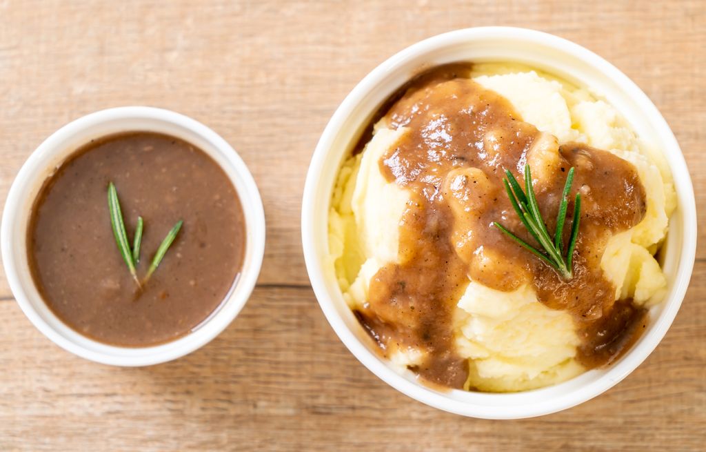 Mashed potatoes con salsa gravy.
