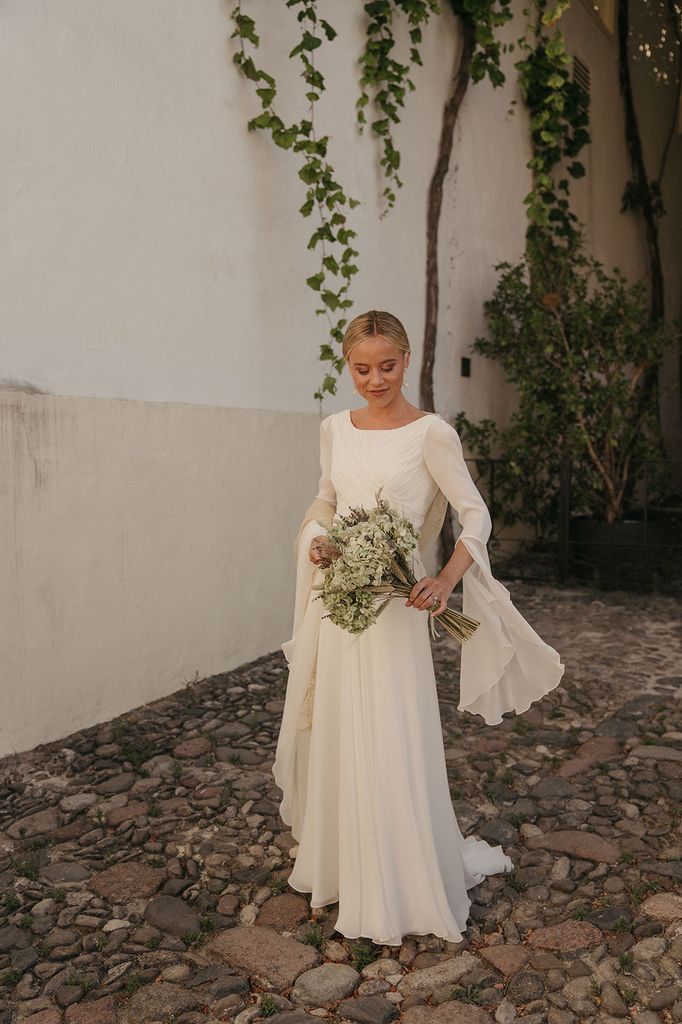 Victoria con vestido drapeado con mangas georgette de Fátima González