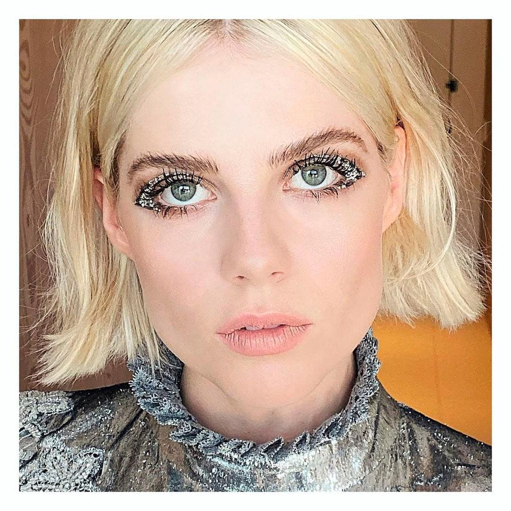 lucy boytnon presume ojos metalizados