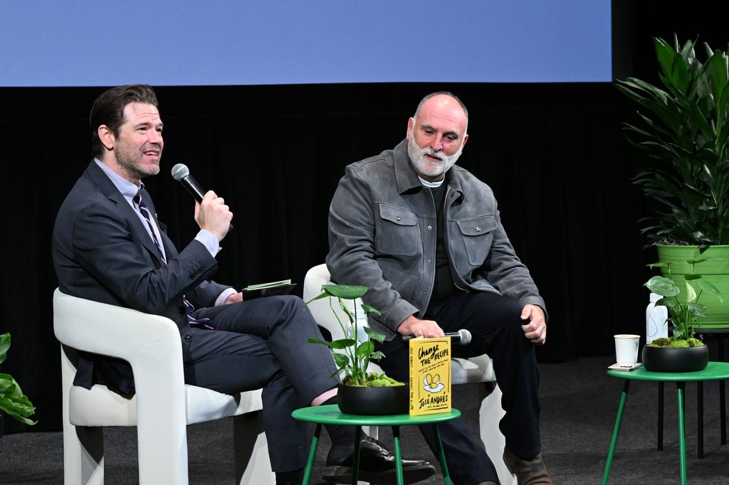 Michael Sebastian, editor Jefe de Esquire, con José Andrés y su libro en la Cumbre 'Hearst Eco-Conscious Living Summit', que se celebró en Nueva York el pasado mes de abril.