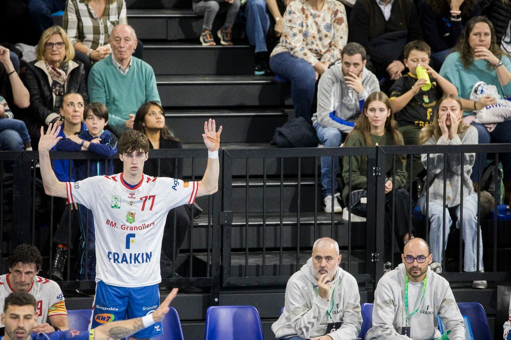 Plano medio de Irene Urdangarín y Johanna Zott viendo a Pablo Urdangarín en un partido