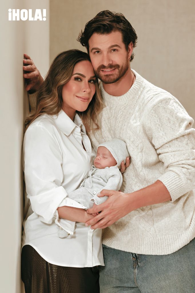 Brandon Peniche y Kristal Cid nos presentan a la pequeña Gia. 