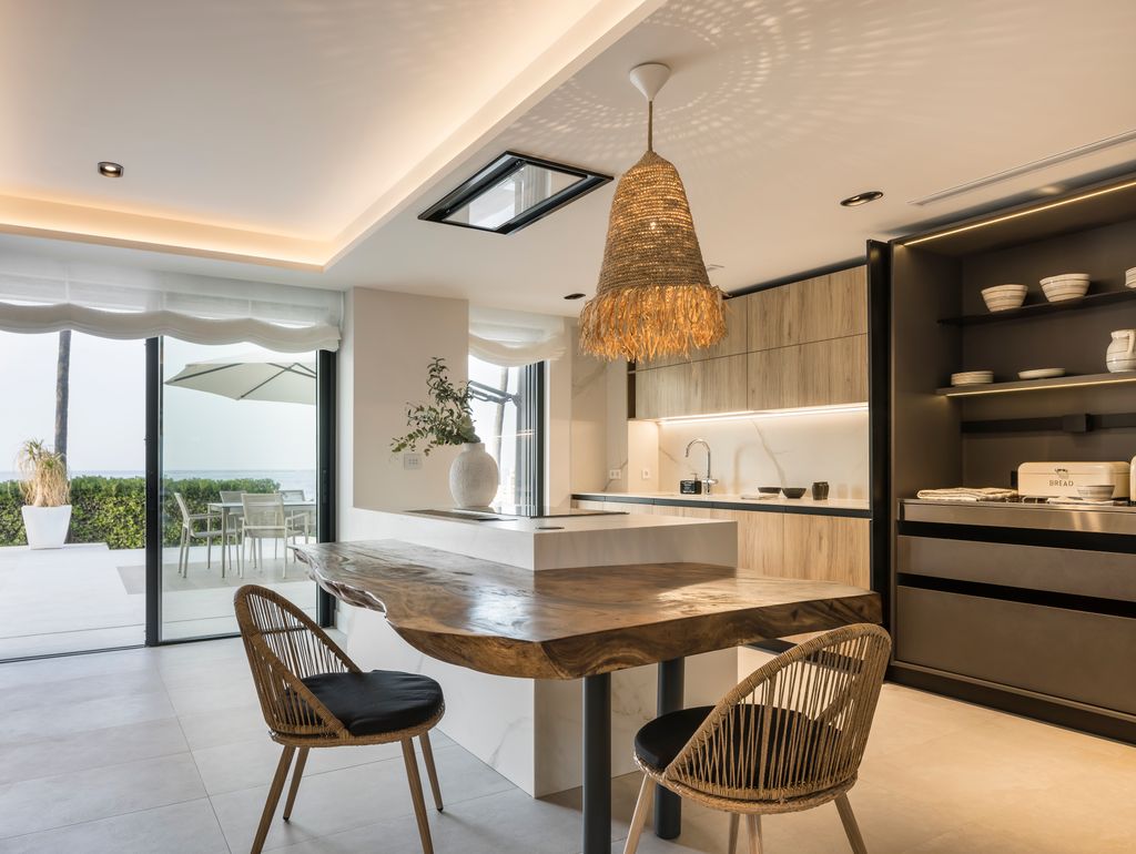 Cocina con lámpara de fibras. 