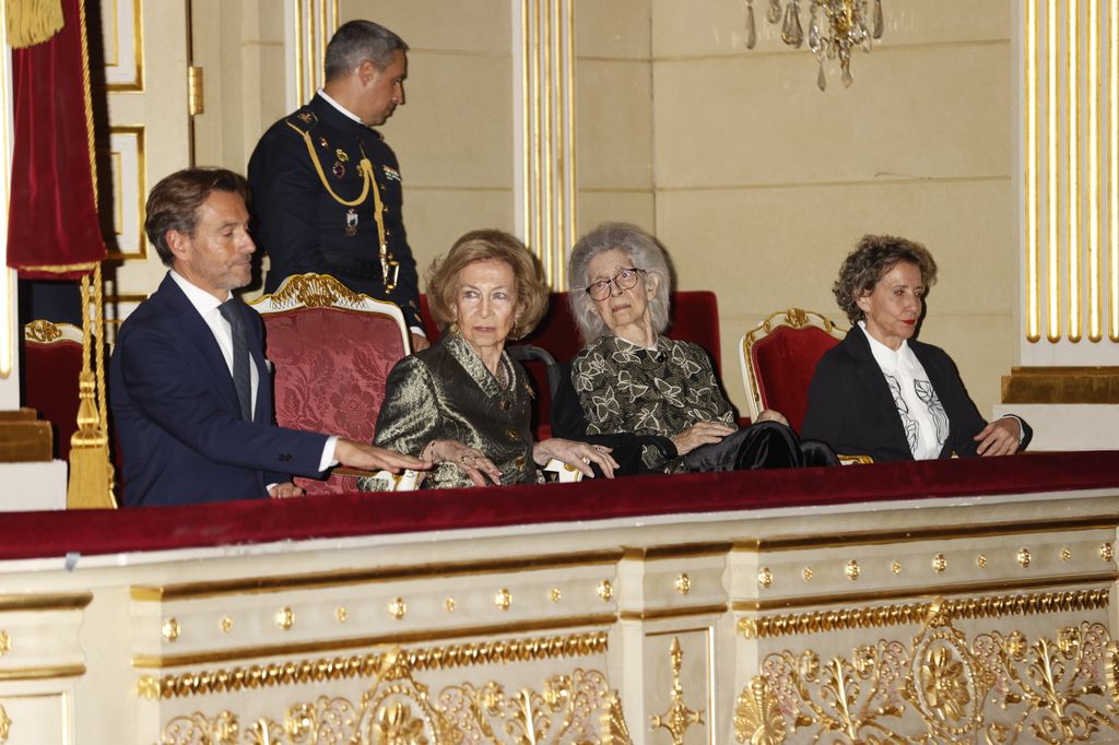 Plano medio de la Reina Sofía e Irene de Grecia en el palco de los premios