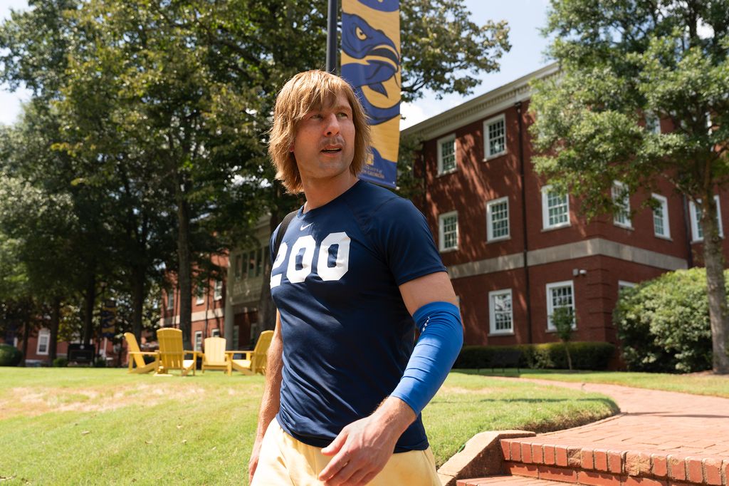 Glen Powell caracterizado como Chad Powers en la nueva serie de Disney+