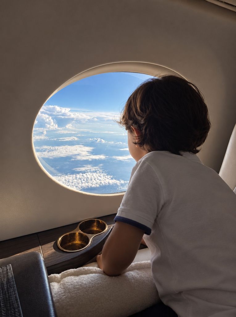 Marquito queda maravillado con la vista desde el avión