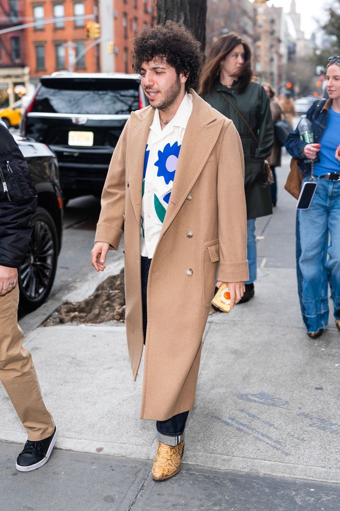 Benny Blanco lució una camisa floral con un maxiabrigo y unas botas western para el evento de Selena