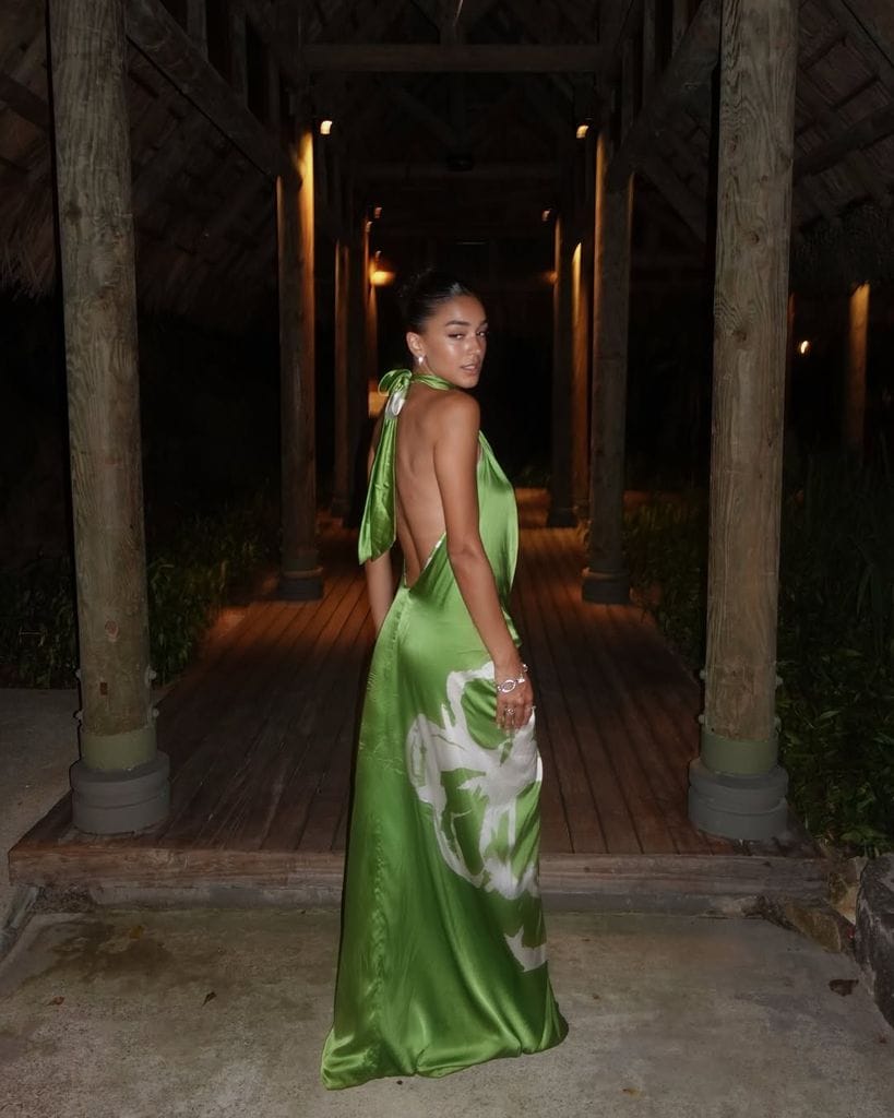 Ale Capetillo se lució con un vestido verde satinado que iba perfecto con los colores de la isla