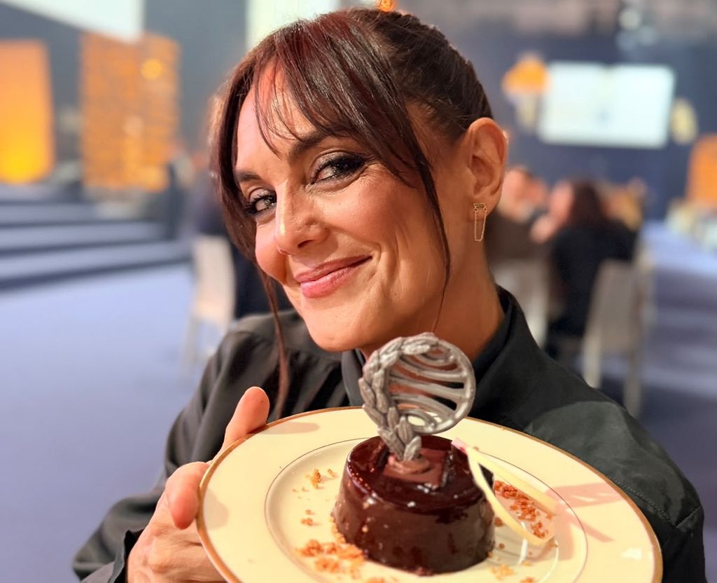 Mónica Carrillo muestra el original postre que desgustaron en la cena de gala