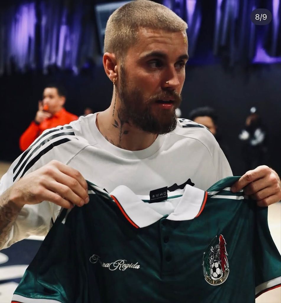 Justin Bieber recibió una camiseta de México personalizada por el grupo 'Fuerza Regida'.