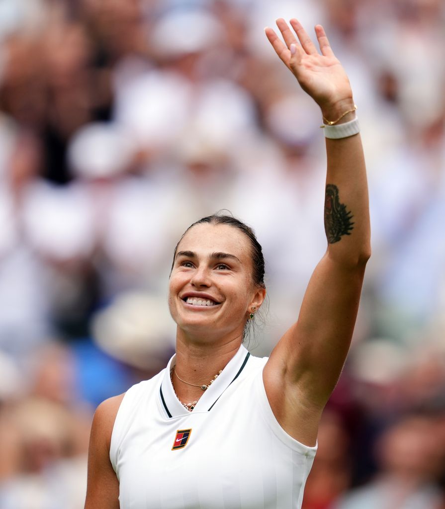 Aryna Sabalenka celebra su victoria contra McCartney Kessler en Wimbledon. 