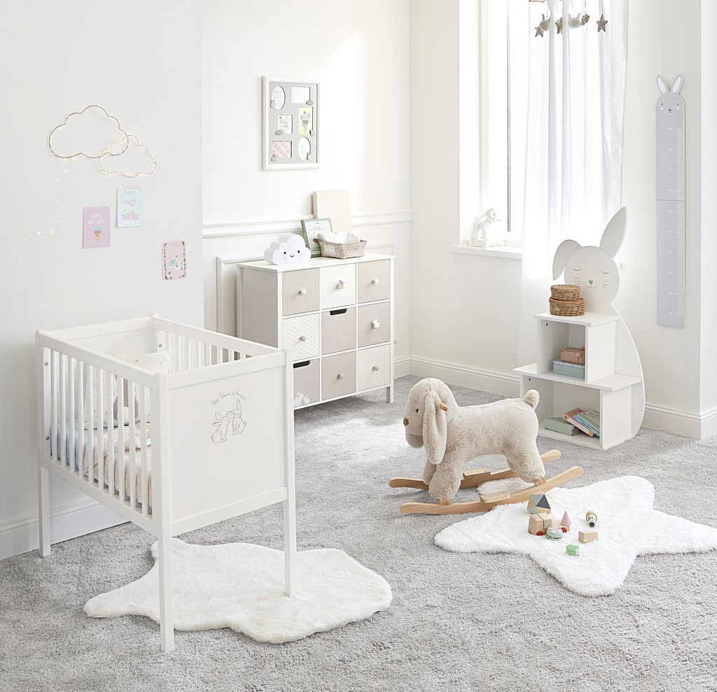 Decoración llena de magia en un práctico cuarto de bebé