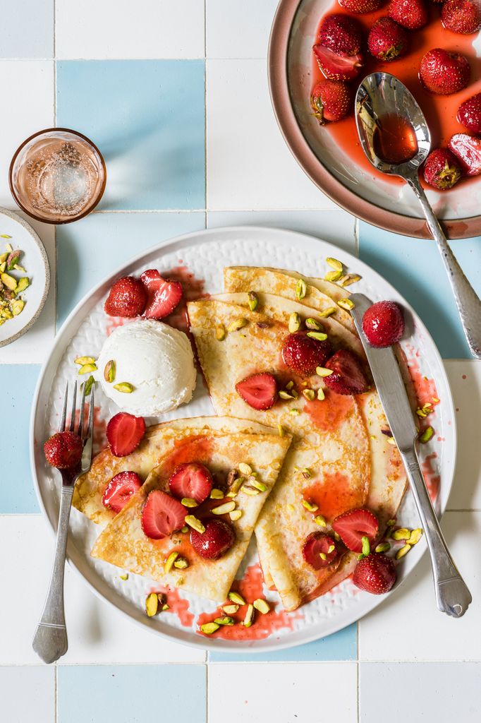 Crepes con helado de vainilla y fresas asadas